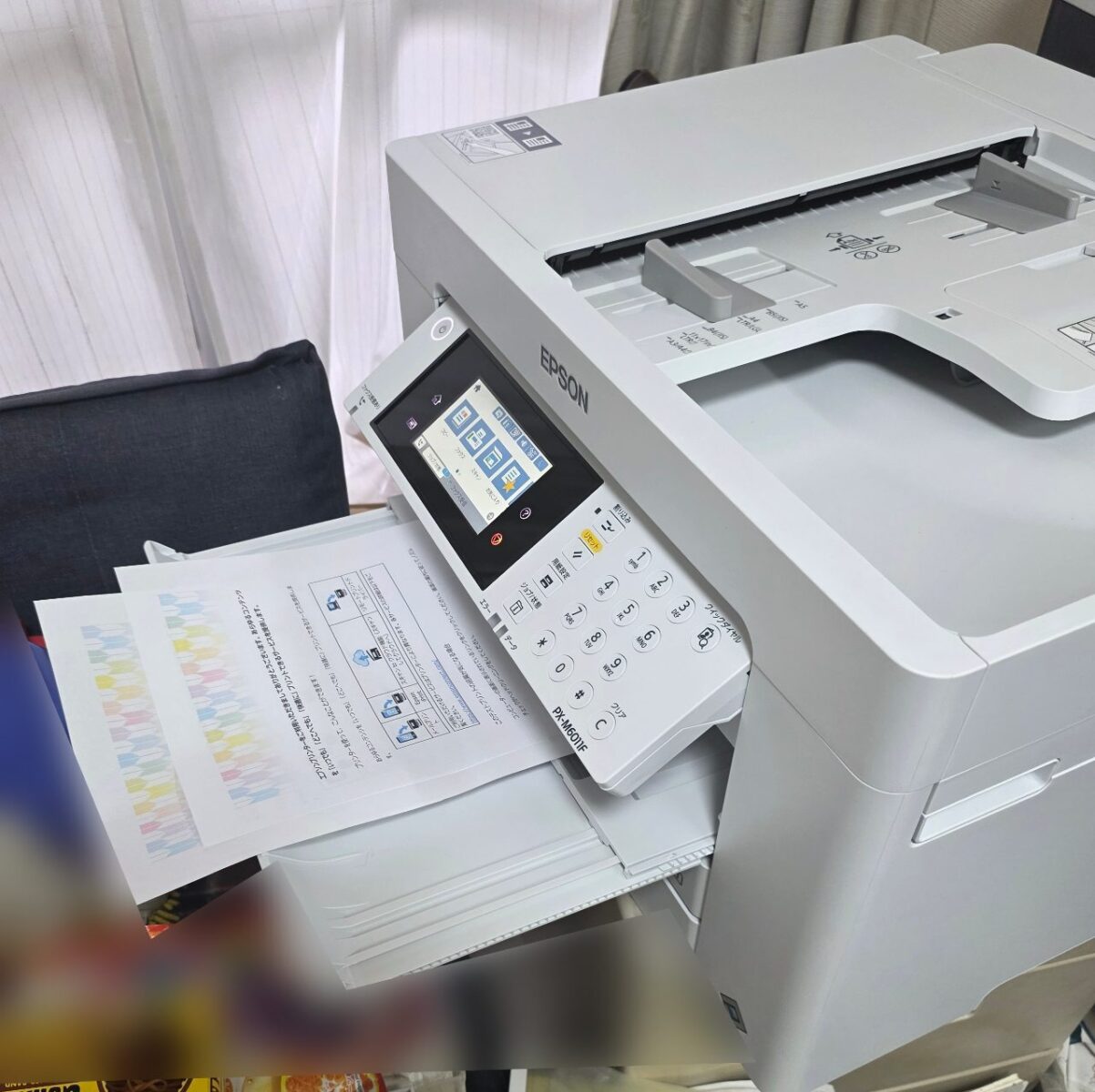 EPSON製の複合機からテスト印刷の用紙が出てきている様子。プリンター接続設定が完了したことを示す。