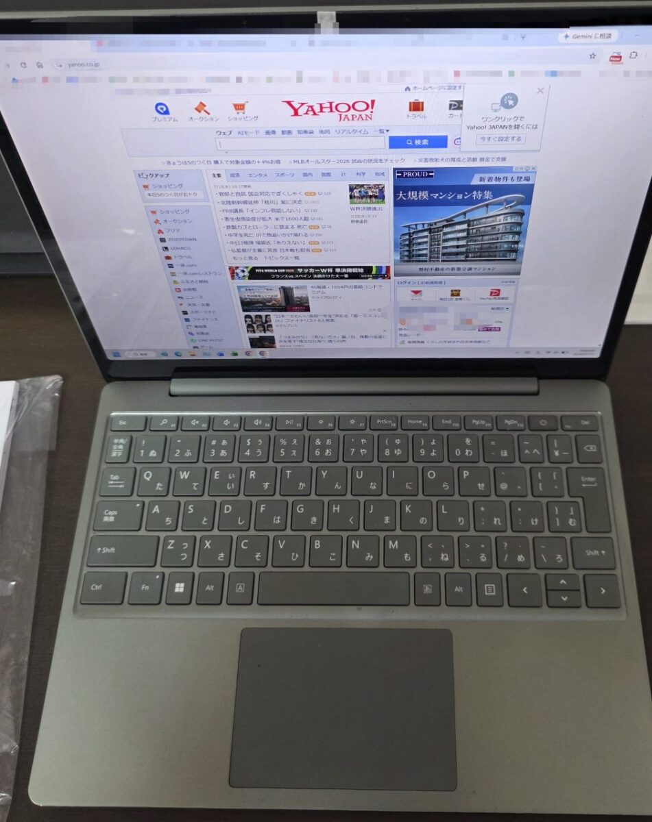 インターネットに接続され、Yahoo! JAPANのトップページが表示されているPanasonic製ノートパソコン