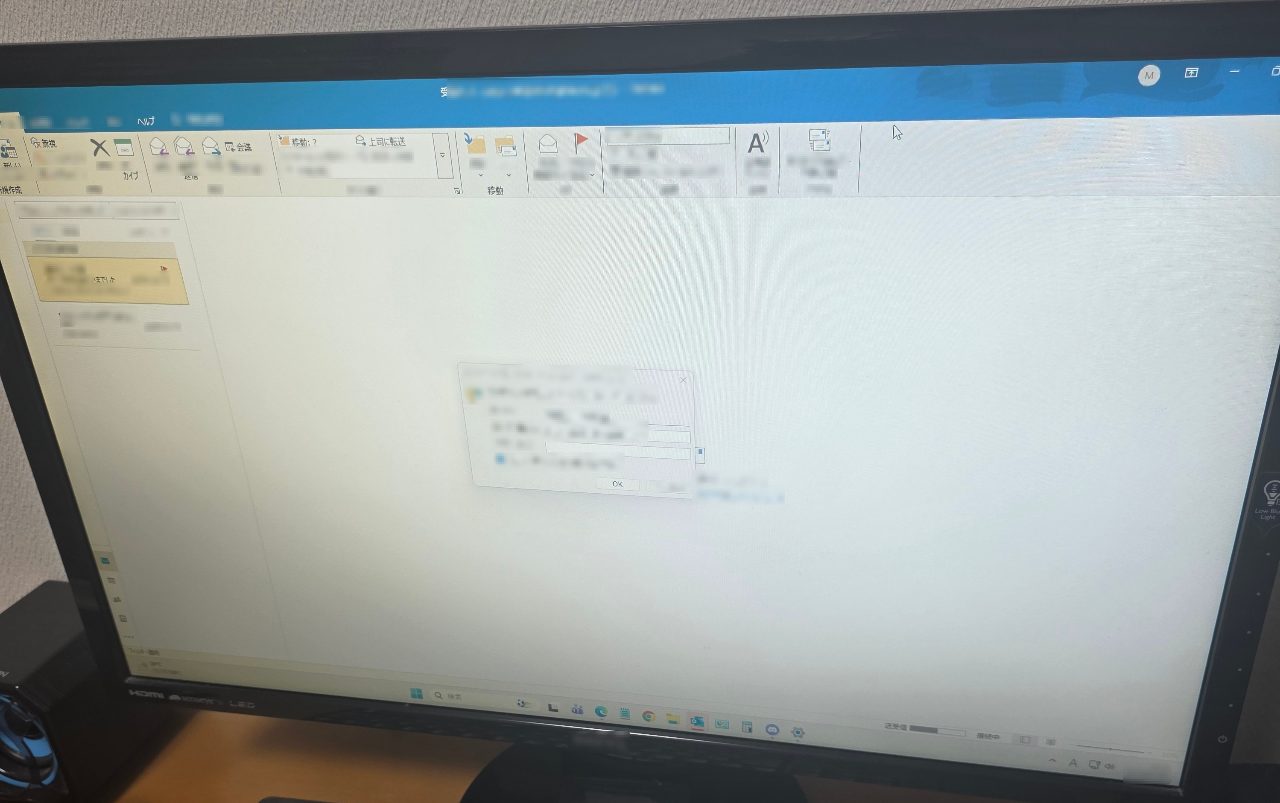 Outlookのエラー画面と認証情報の入力ポップアップが表示されたパソコンのモニター