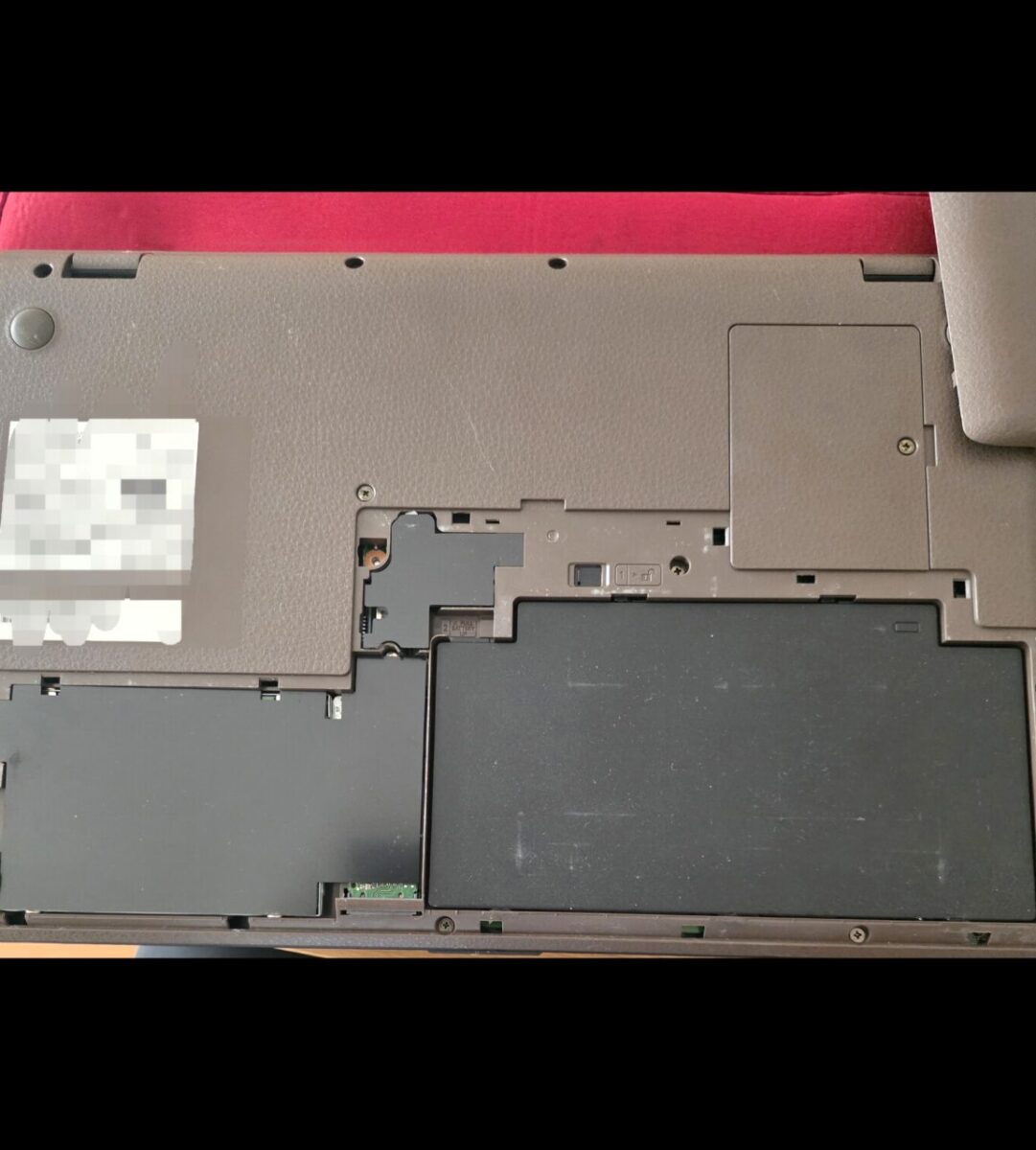 裏蓋を開けてメモリの抜き差し作業を行う富士通ノートパソコンの内部