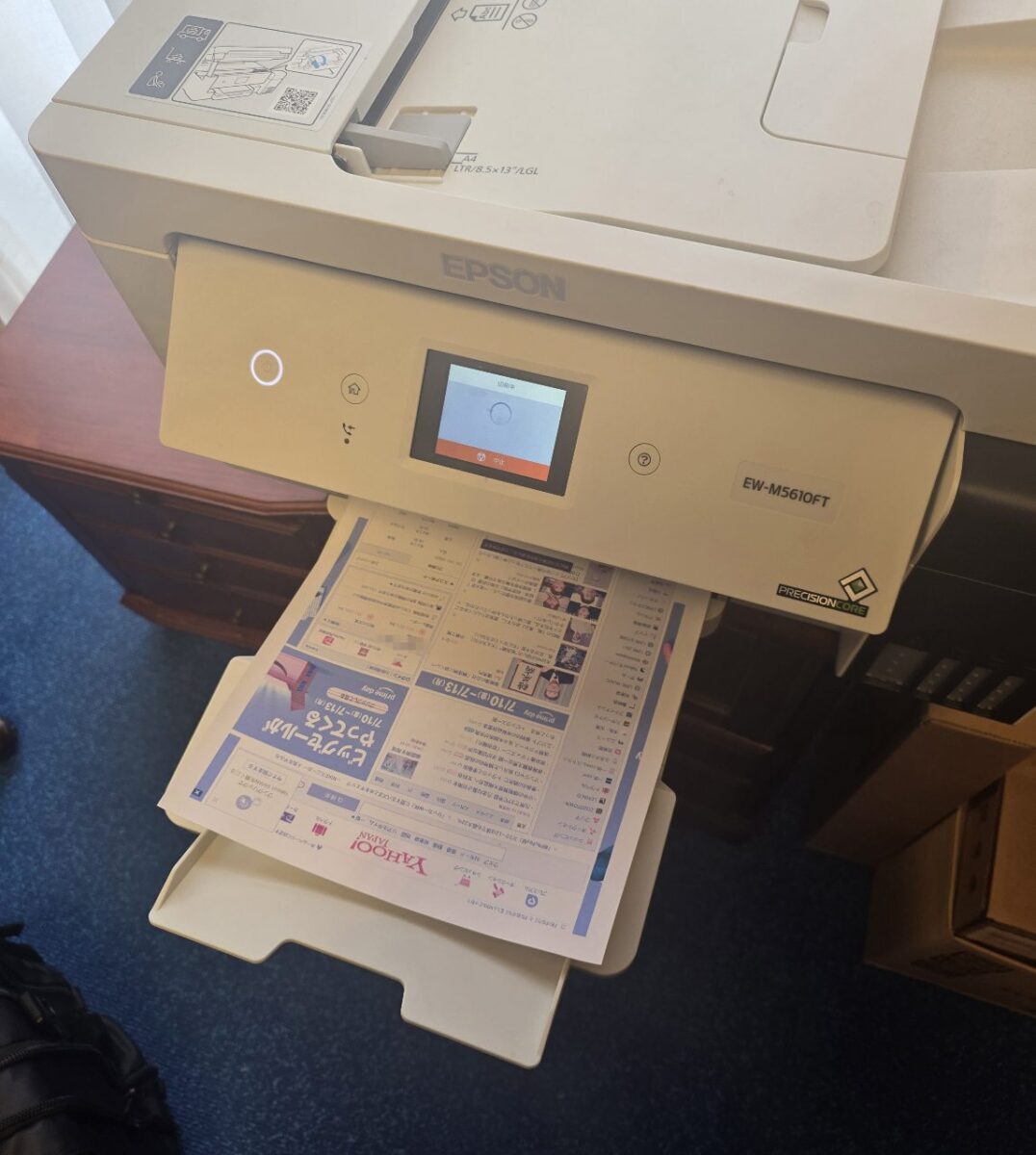 テスト印刷中のEPSON製プリンターEW-M610FT