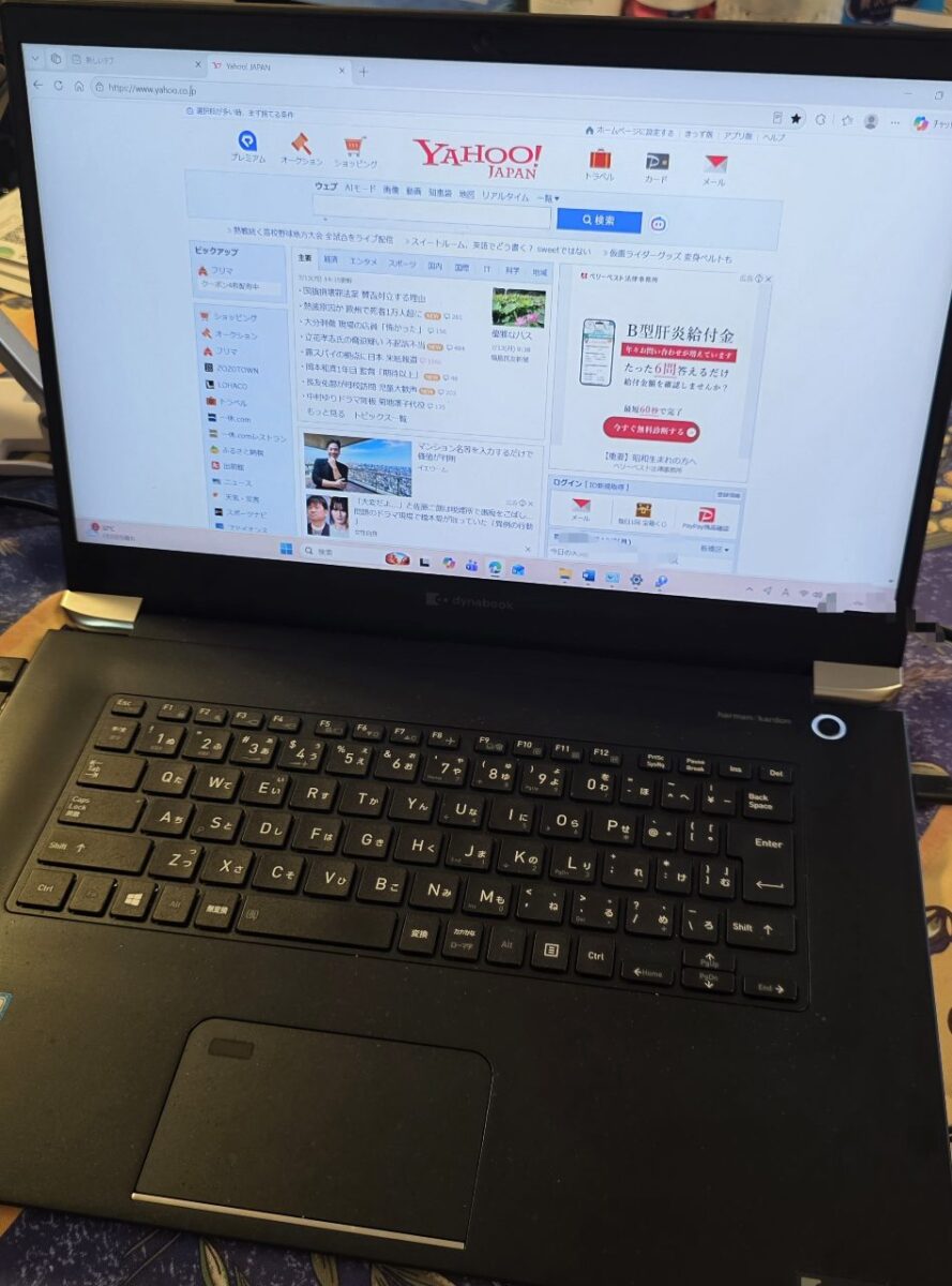ノートパソコンの画面にYahoo! JAPANのホームページが表示されており、テスト印刷の準備をしている様子