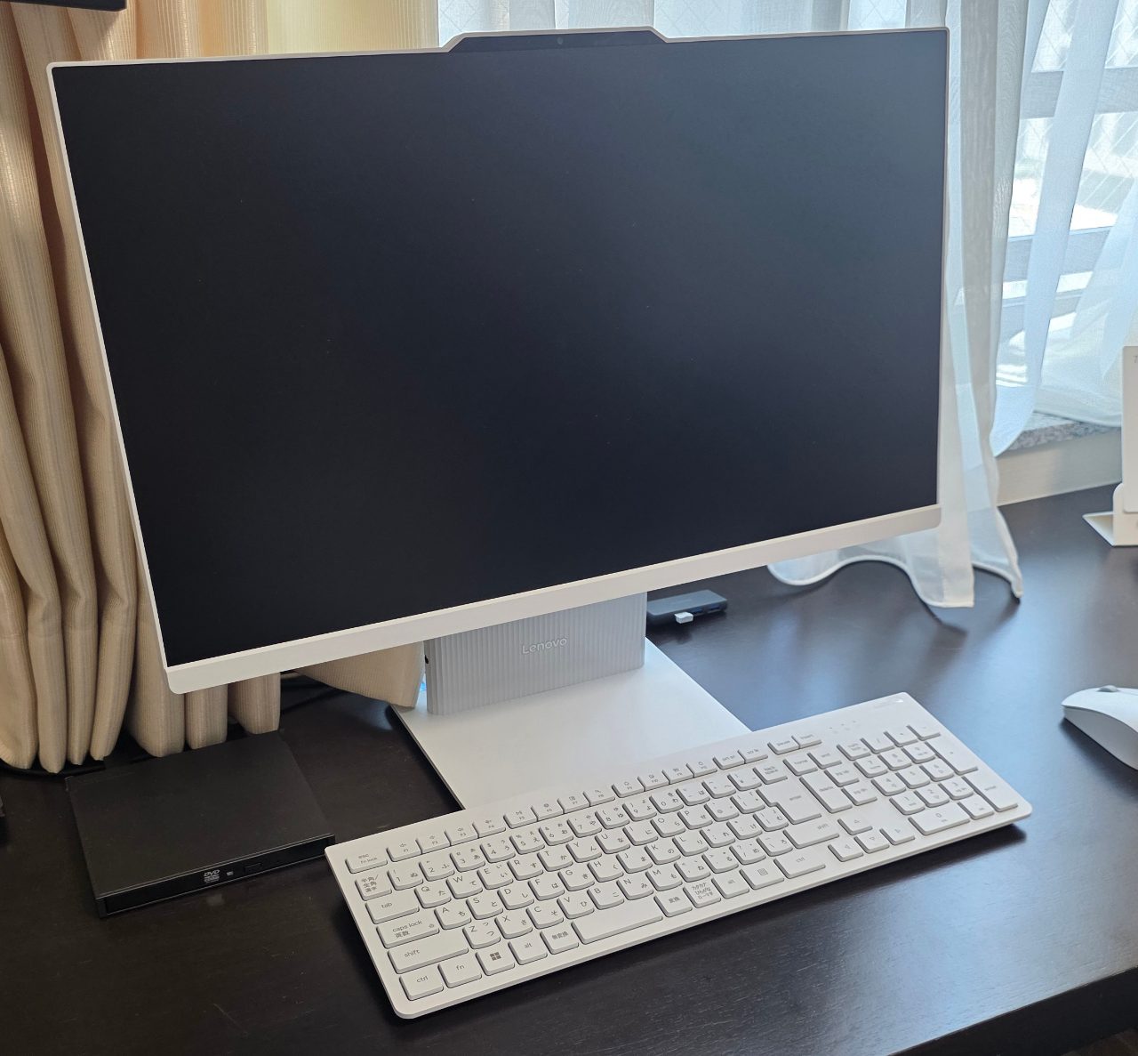 初期化前の白いLenovo製オールインワンPCとキーボード・マウス