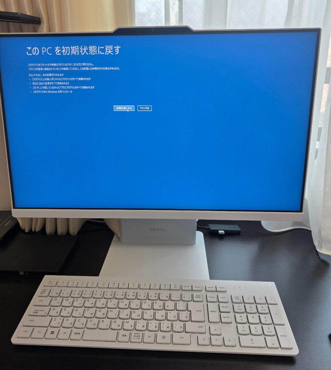 Windowsの初期状態に戻す確認画面が表示されたLenovoパソコン