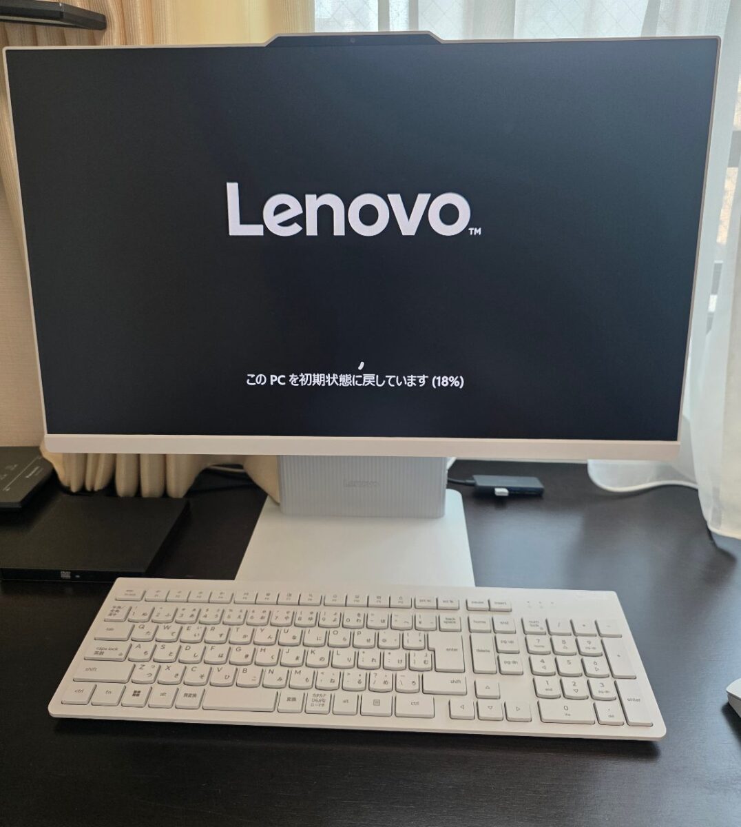 初期化作業が進行中でLenovoロゴと進捗18%が表示された画面