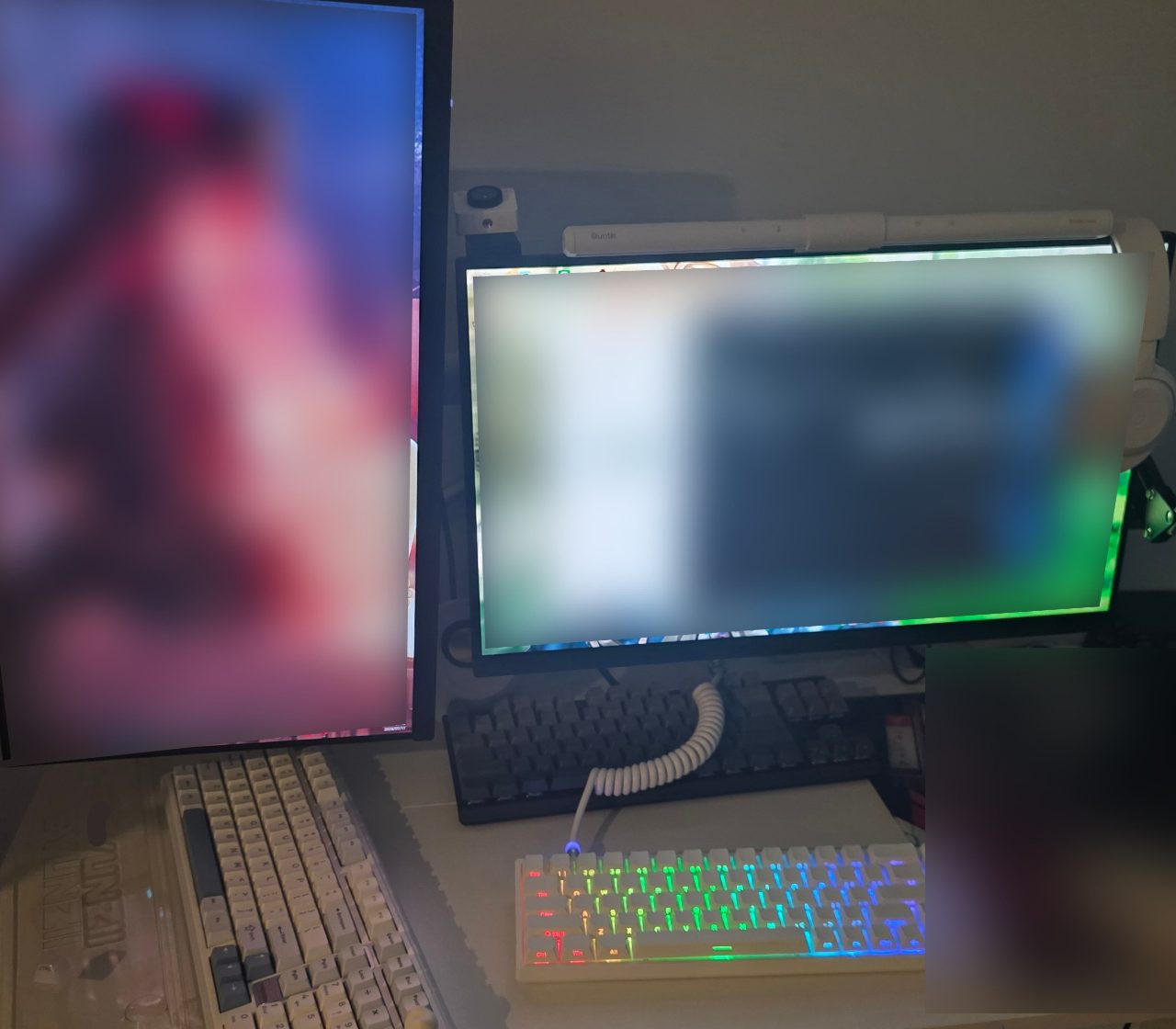 画面が映らないメインモニターと、映像が表示されているサブモニター