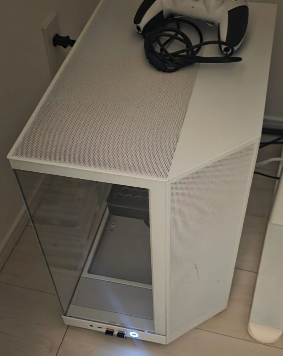 白いPCケースと上に置かれたゲームコントローラー