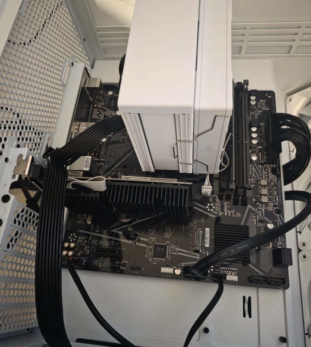PCケース内部のマザーボードとCPUクーラー、配線