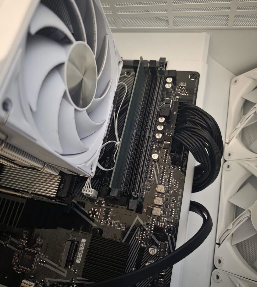 マザーボードに挿入されたメモリと白いファン