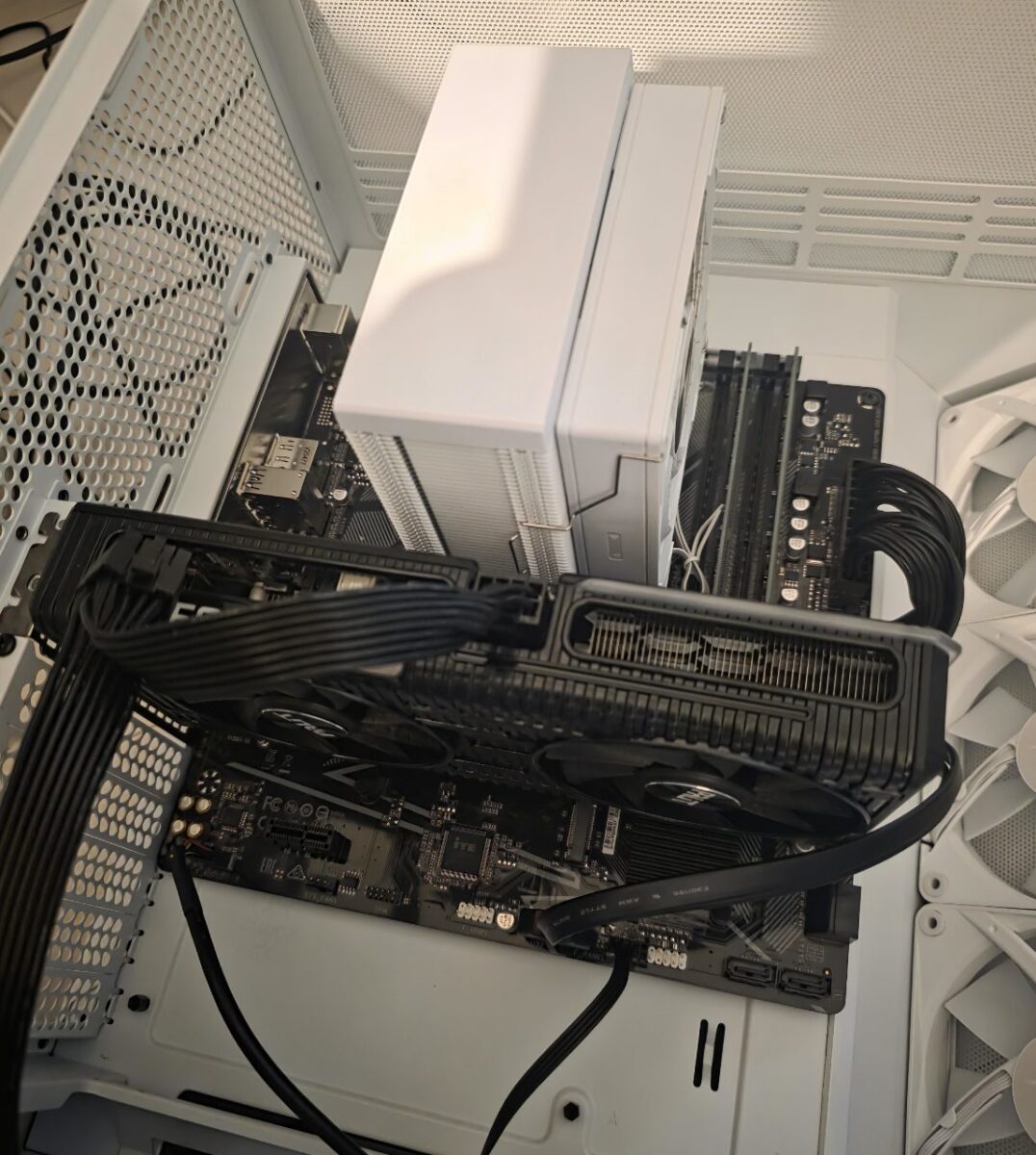 マザーボードに挿入されたグラフィックボード