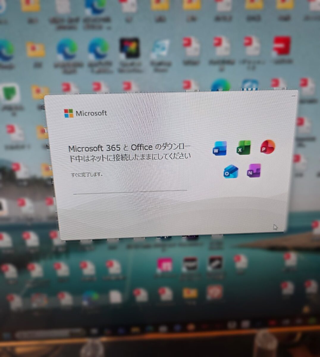 Microsoft 365とOfficeのダウンロード中を示す画面