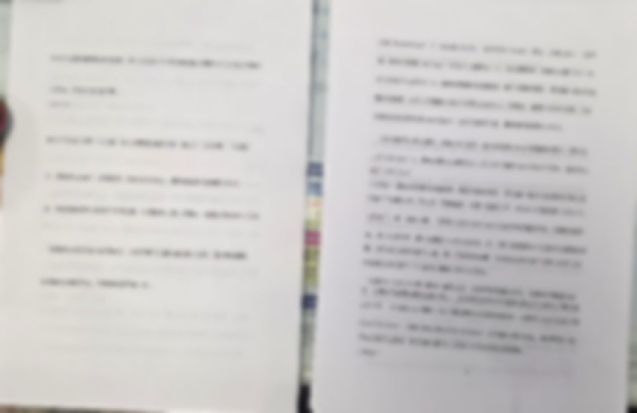 印刷したテスト用紙を並べて仕上がりを比較している様子