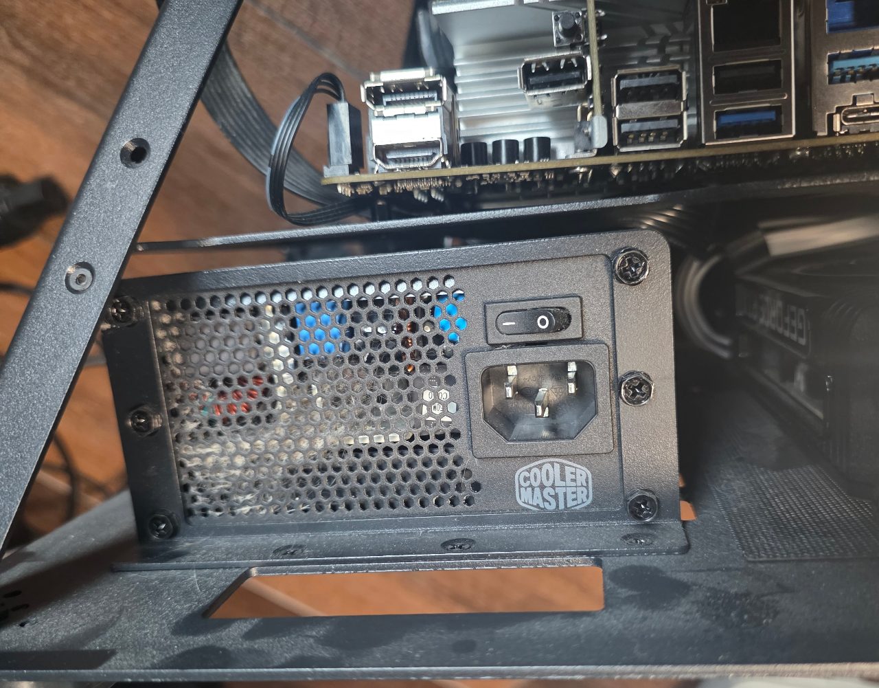 ミニサイズの特殊な電源ユニットのクローズアップ