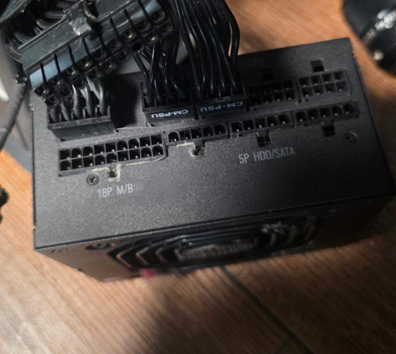 電源ユニットのコネクタ部分（18P M/B・5P HDD/SATA）を確認する様子