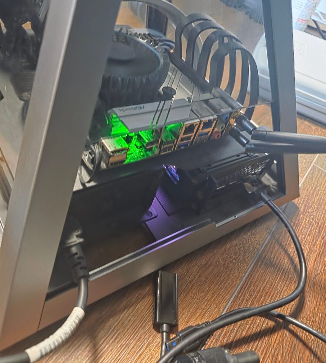 交換後のPC内部で緑色のライトが点灯し正常起動を確認している様子