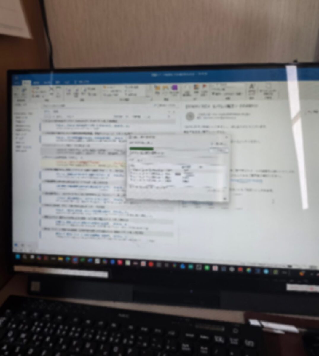 Outlookの詳細設定を確認しながら作業を進めている様子