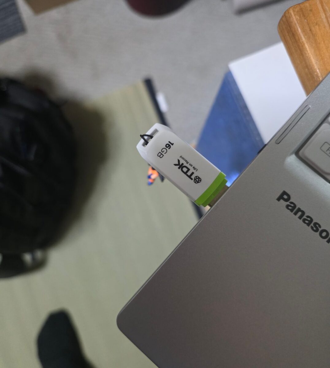 ノートパソコンにTDK製USBメモリを接続している様子